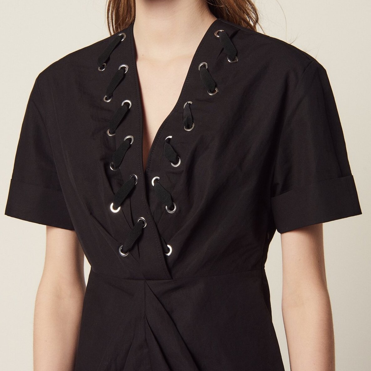 Kurzes Kleid mit Ösenverzierung Sandro Second-Hand photo 3