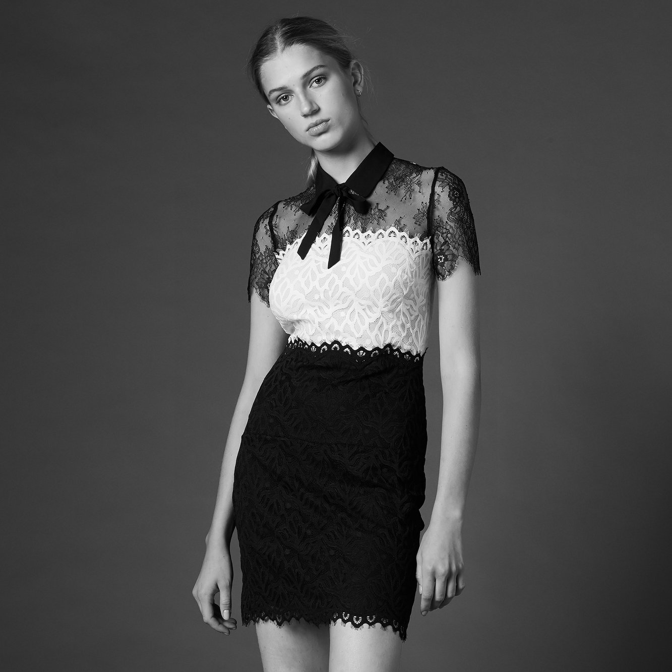 Robe dentelle bicolore Sandro seconde main photo 2