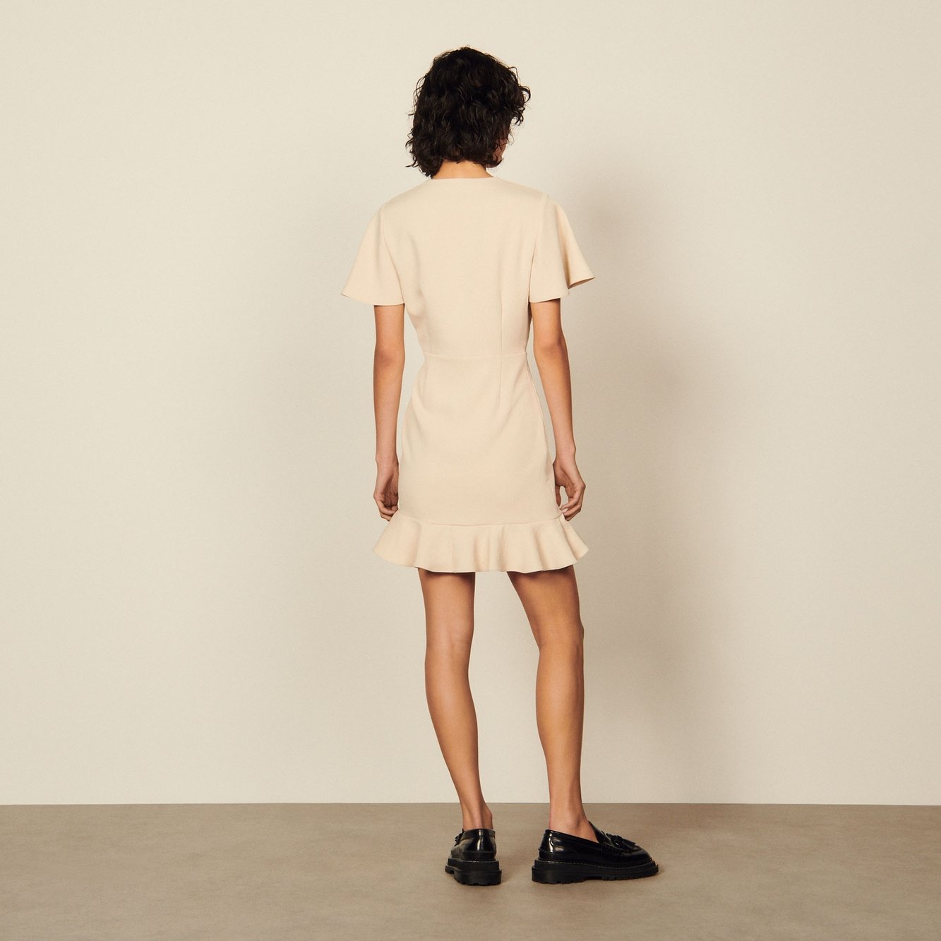 Fließendes kurzes Rüschenkleid aus Crêpe Sandro Second-Hand photo 2