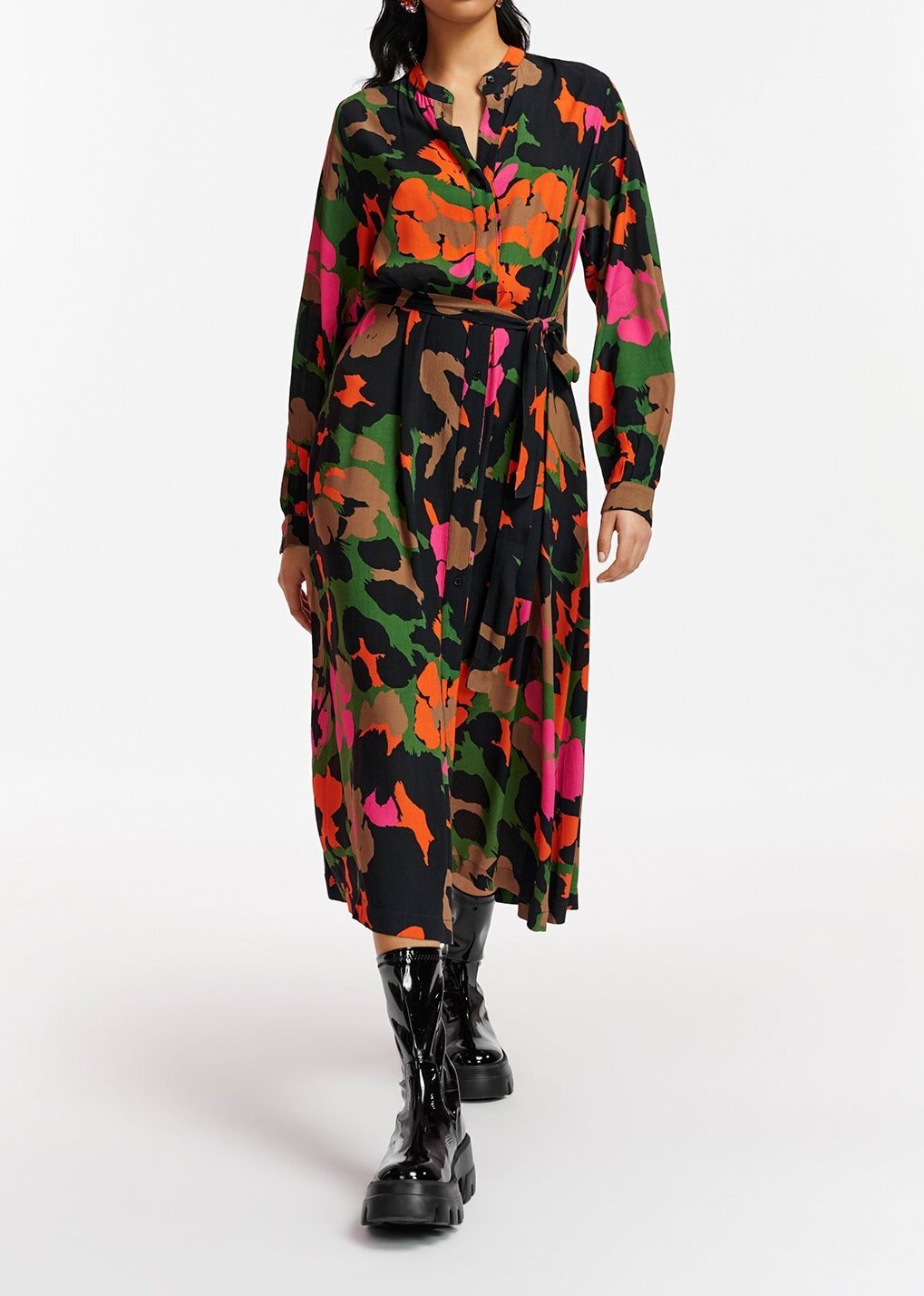Zwarte, bruine en oranje midi-hemdjurk met abstracte print RE—SSENTIEL tweedehands photo 4