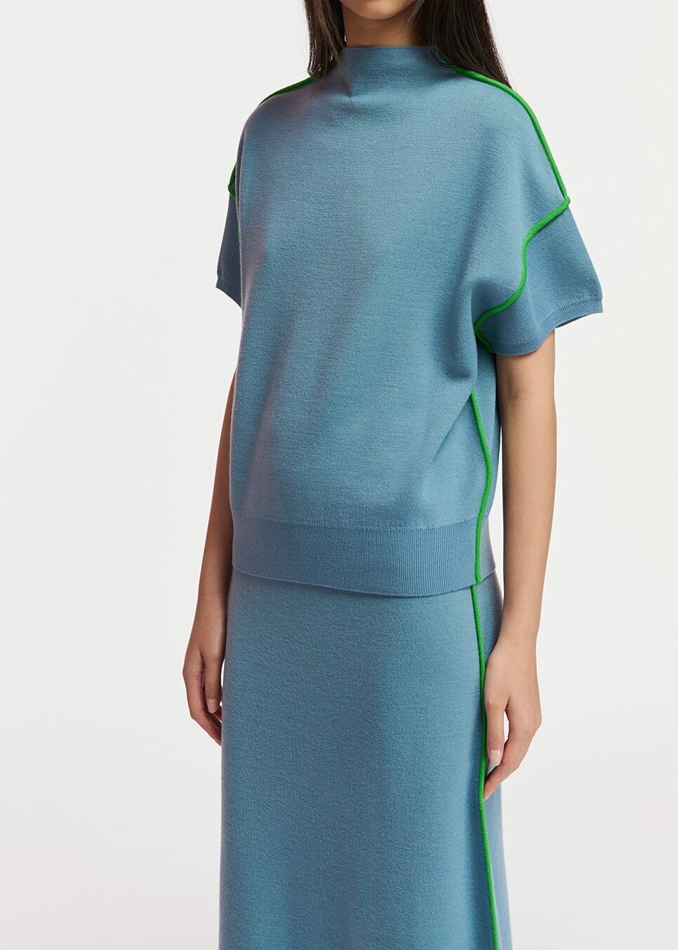 Blauwe trui met korte mouwen en groene bies RE—SSENTIEL tweedehands photo 3