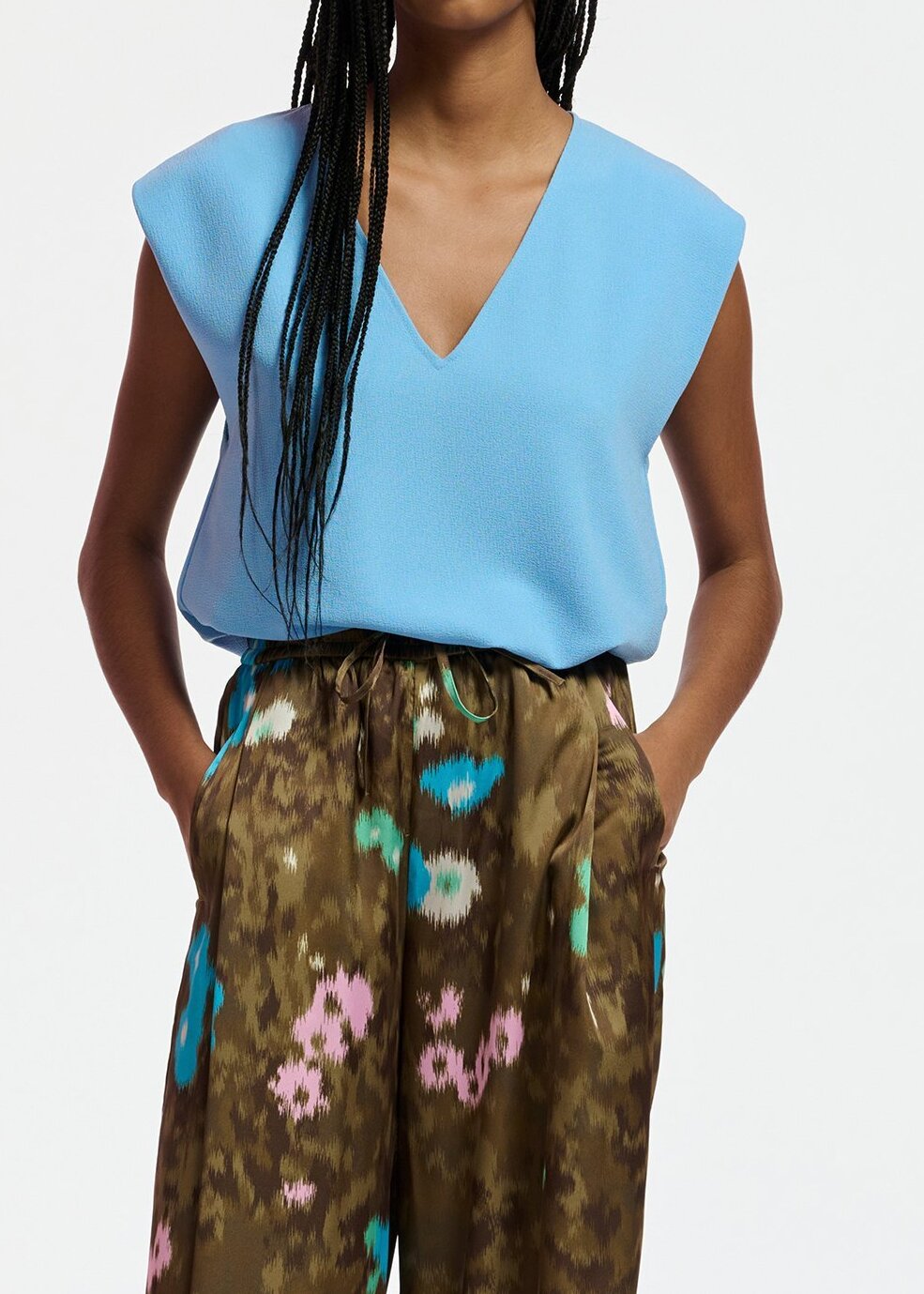 Kaki broek met brede pijpen en bloemenprint RE—SSENTIEL tweedehands photo 4