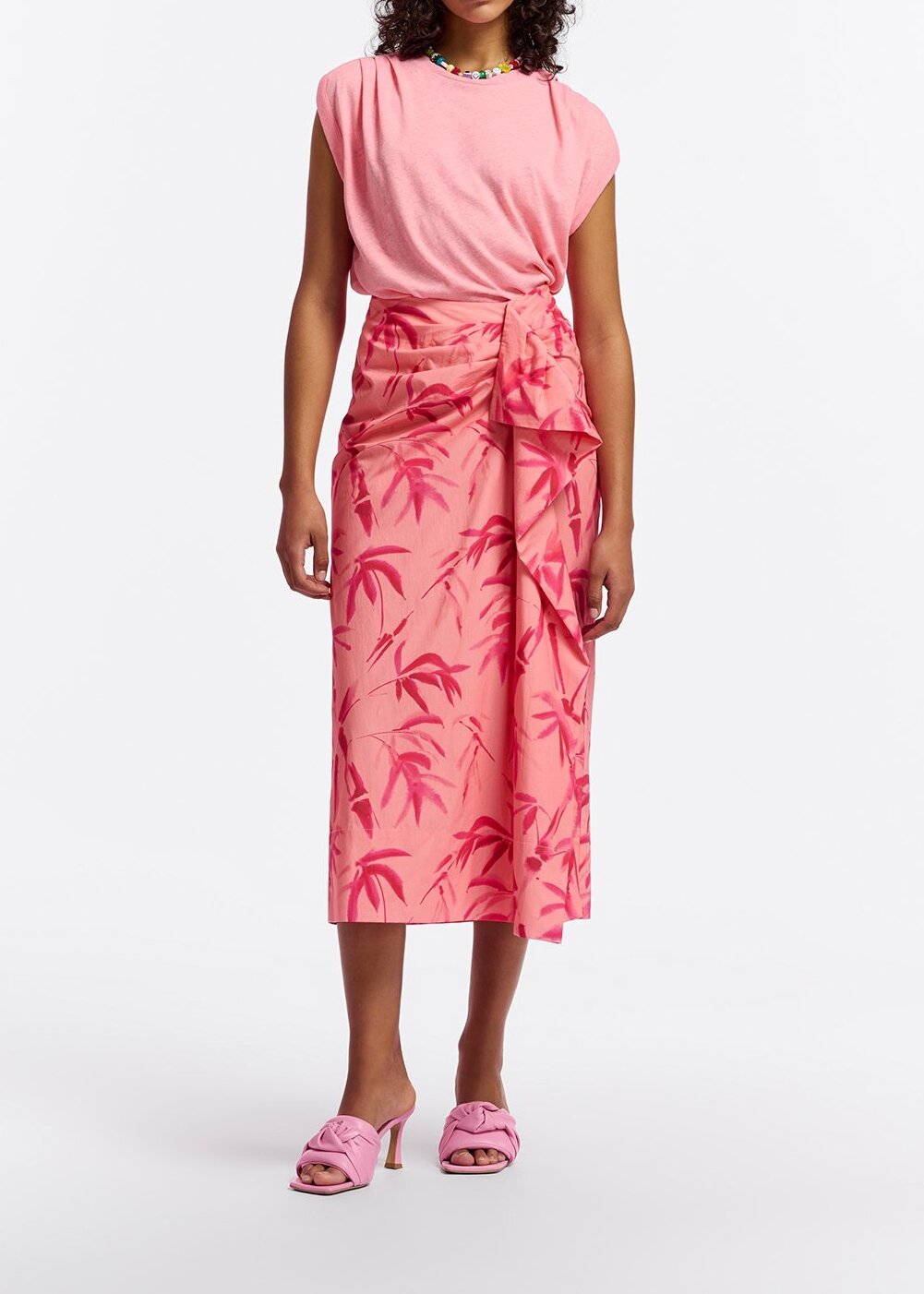 Perzikkleurige gedrapeerde midirok met palmbladerenprint RE—SSENTIEL tweedehands photo 3