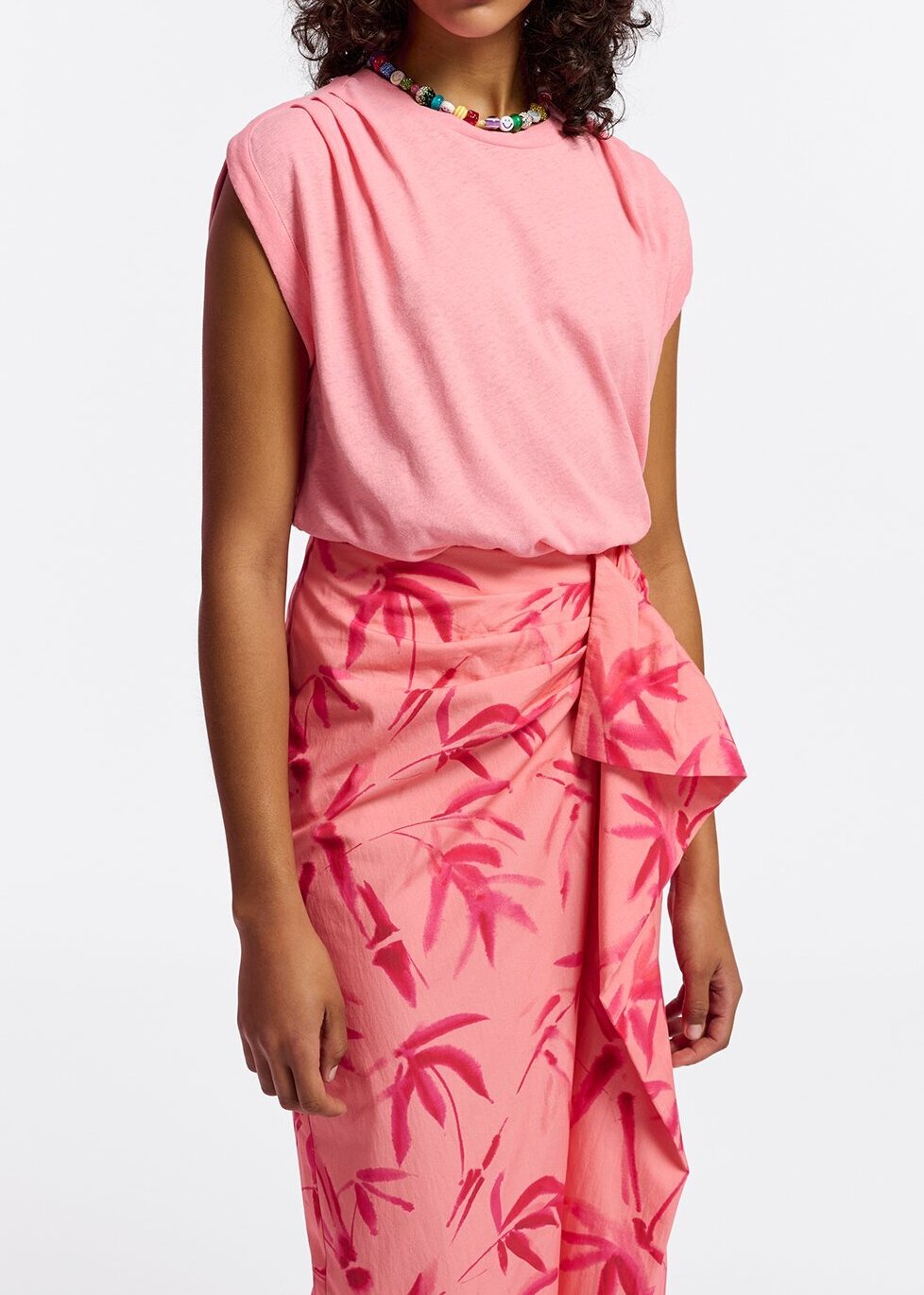 Perzikkleurige gedrapeerde midirok met palmbladerenprint RE—SSENTIEL tweedehands photo 6
