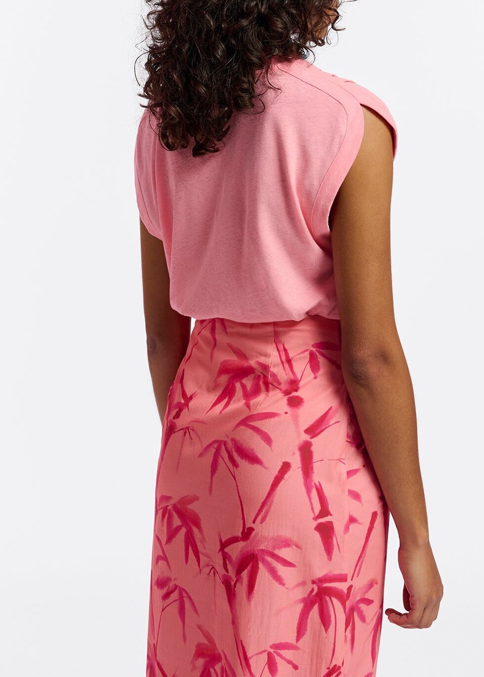 Perzikkleurige gedrapeerde midirok met palmbladerenprint RE—SSENTIEL tweedehands photo 7
