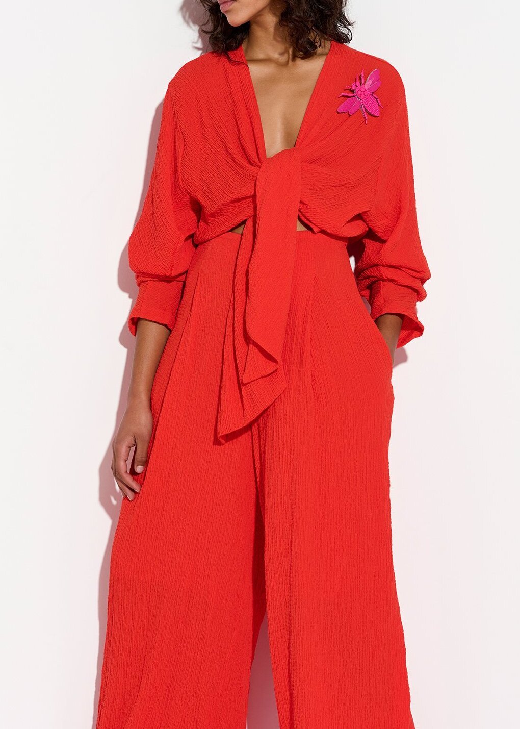 Red seersucker jumpsuit with tied front RE—SSENTIEL second-hand photo 6