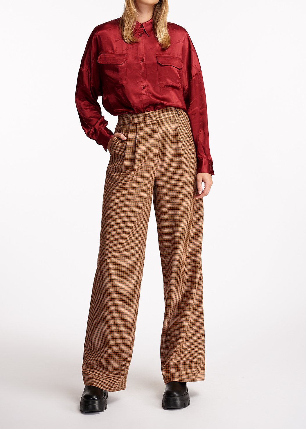 Pantalon à  carreaux marron aux jambes larges RE—SSENTIEL seconde main photo 4