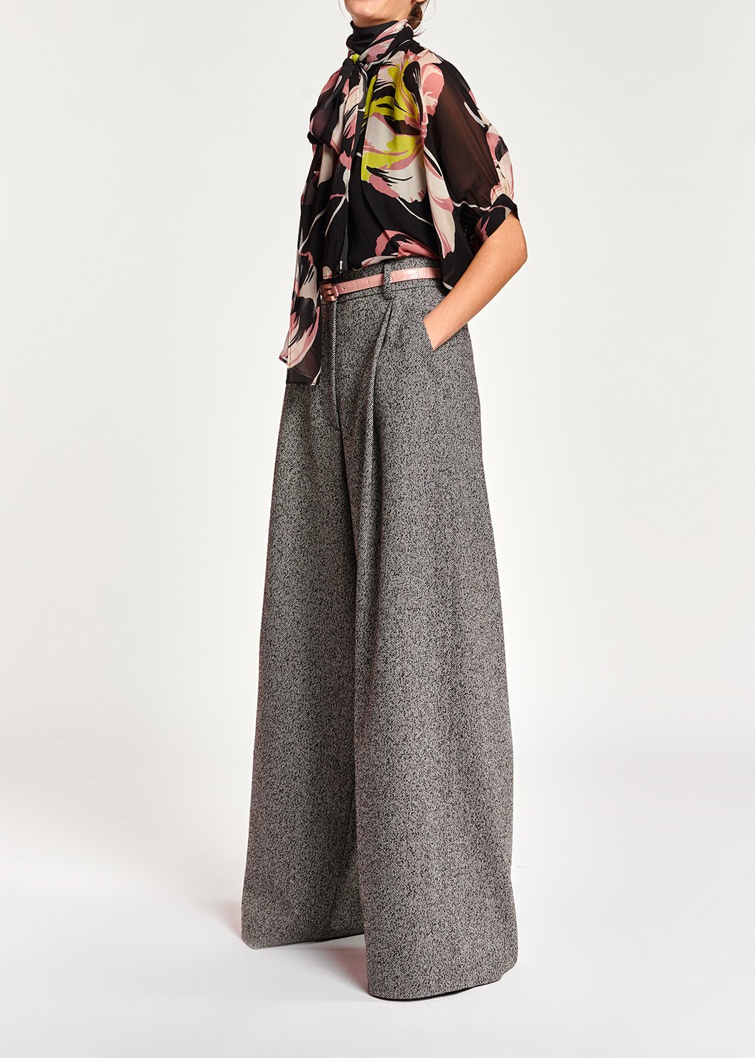 Zwarte volumineuze top met bloemen RE—SSENTIEL tweedehands photo 3