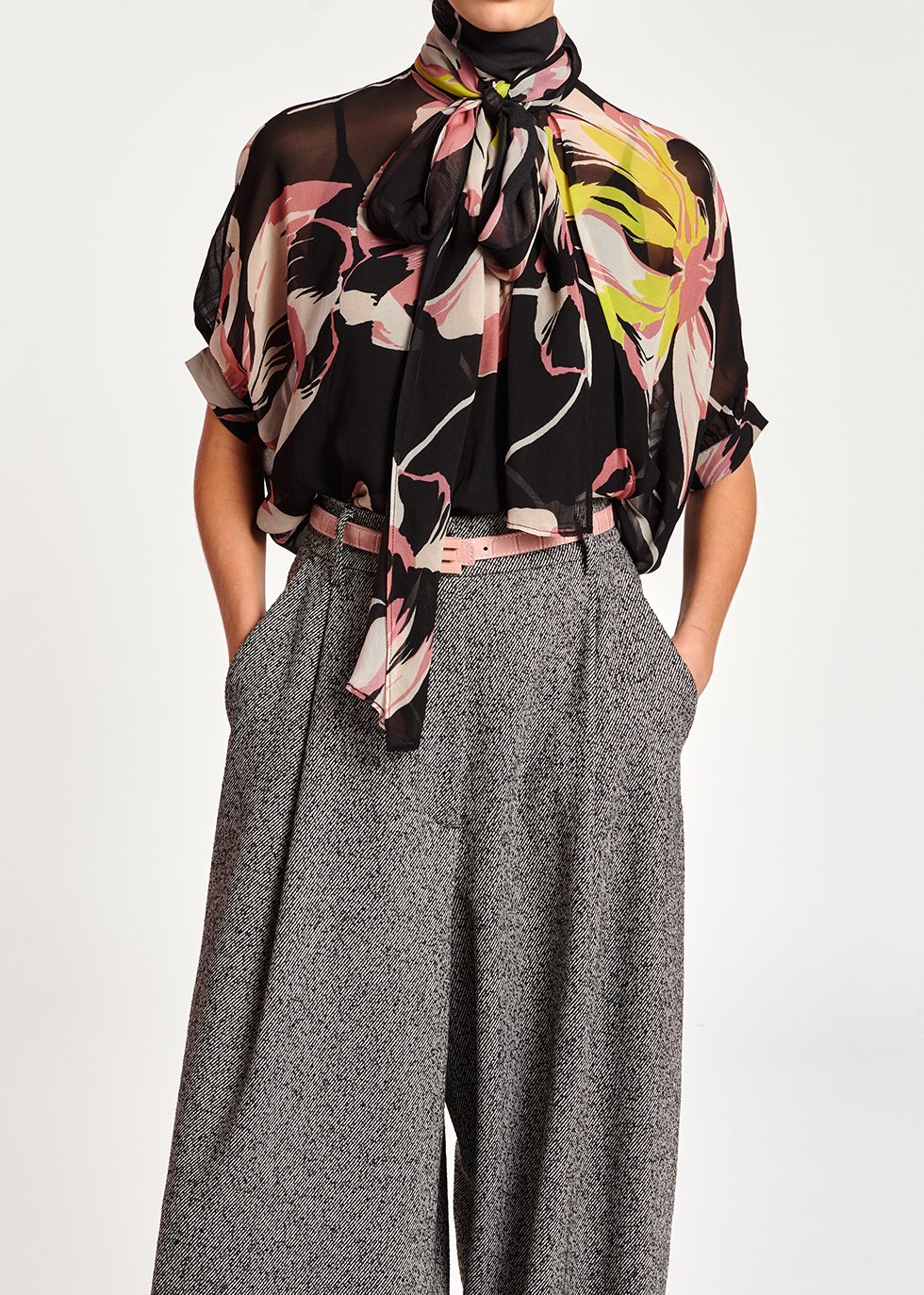 Zwarte volumineuze top met bloemen RE—SSENTIEL tweedehands photo 5