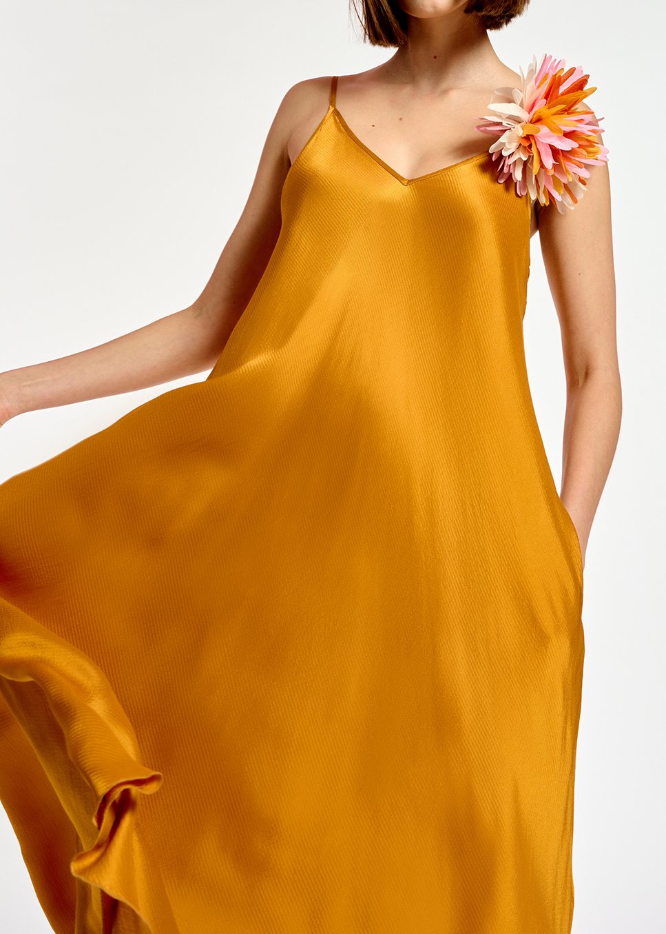 Robe midi ocre en V RE—SSENTIEL seconde main photo 5
