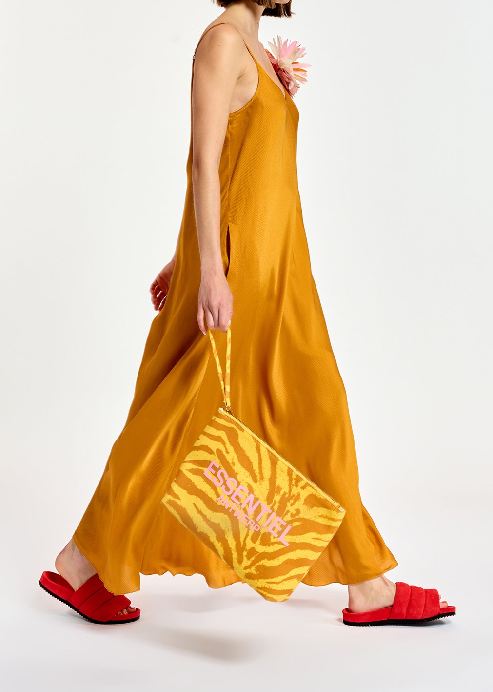 Robe midi ocre en V RE—SSENTIEL seconde main photo 6