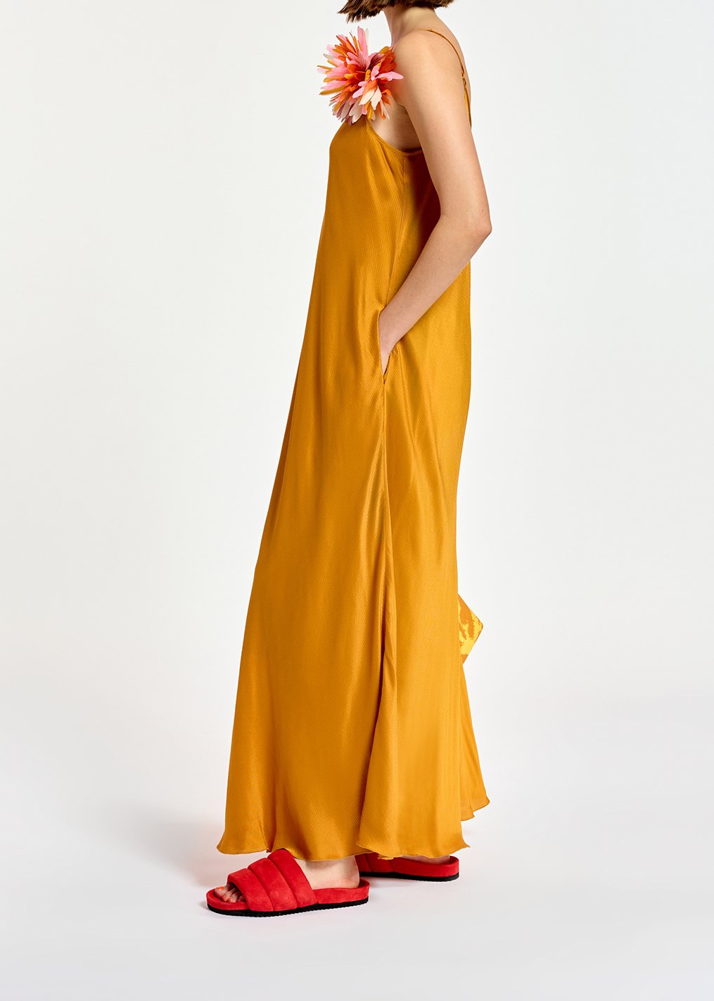 Robe midi ocre en V RE—SSENTIEL seconde main photo 7