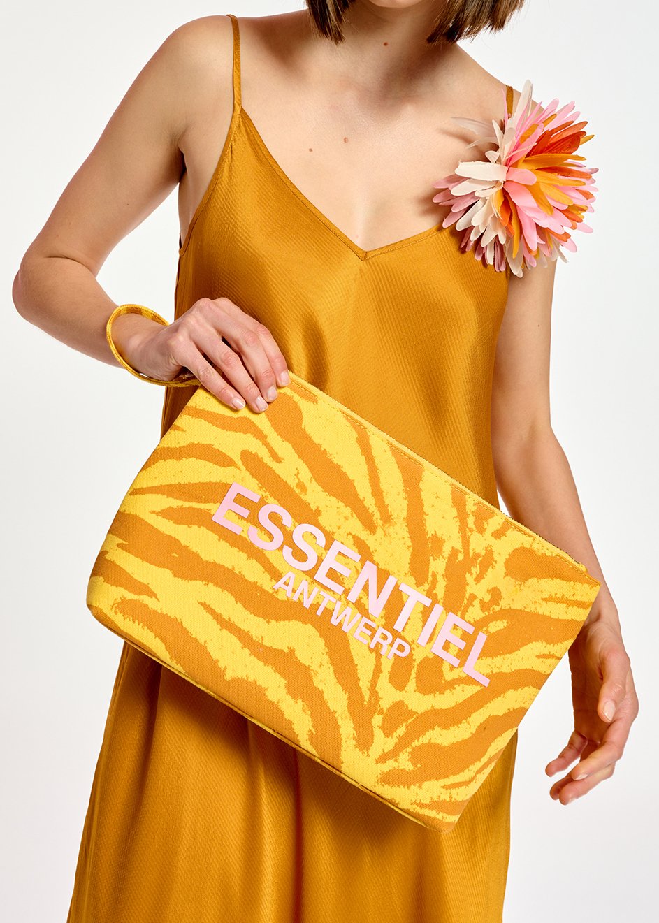 Robe midi ocre en V RE—SSENTIEL seconde main photo 8