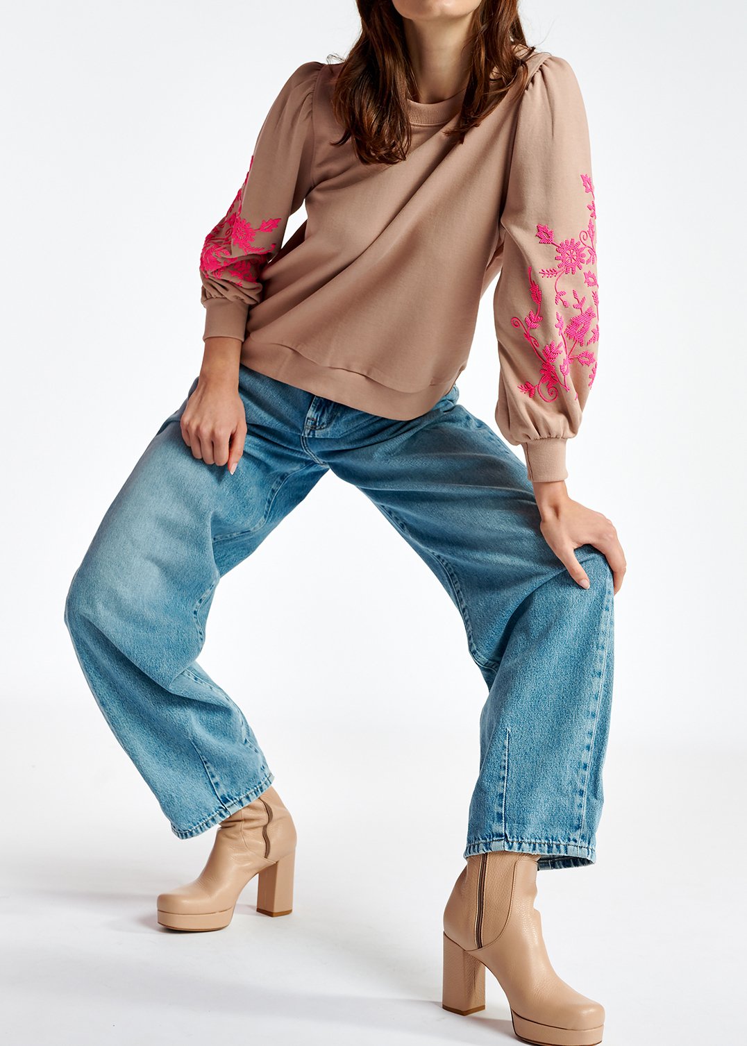 Sweatshirt rose vintage avec broderies roses RE—SSENTIEL seconde main photo 4
