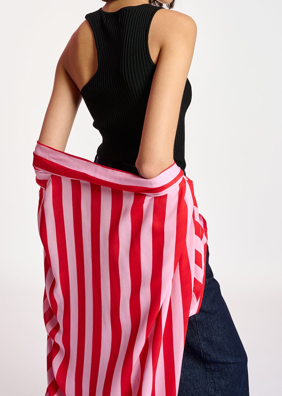 Zwarte aansluitende top met ribbels RE—SSENTIEL tweedehands photo 6