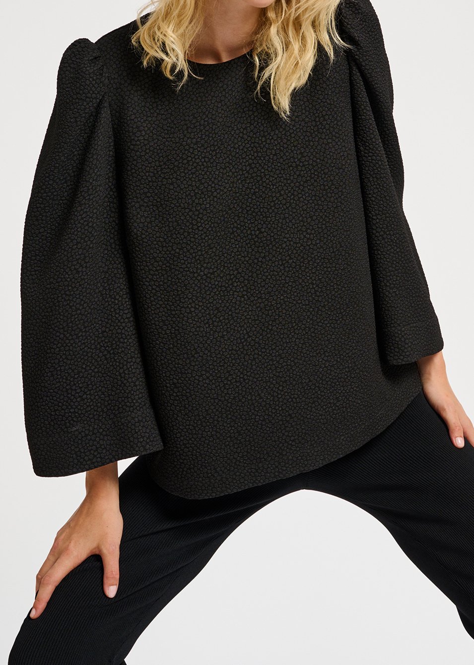 Zwarte top met trompetmouwen RE—SSENTIEL tweedehands photo 3