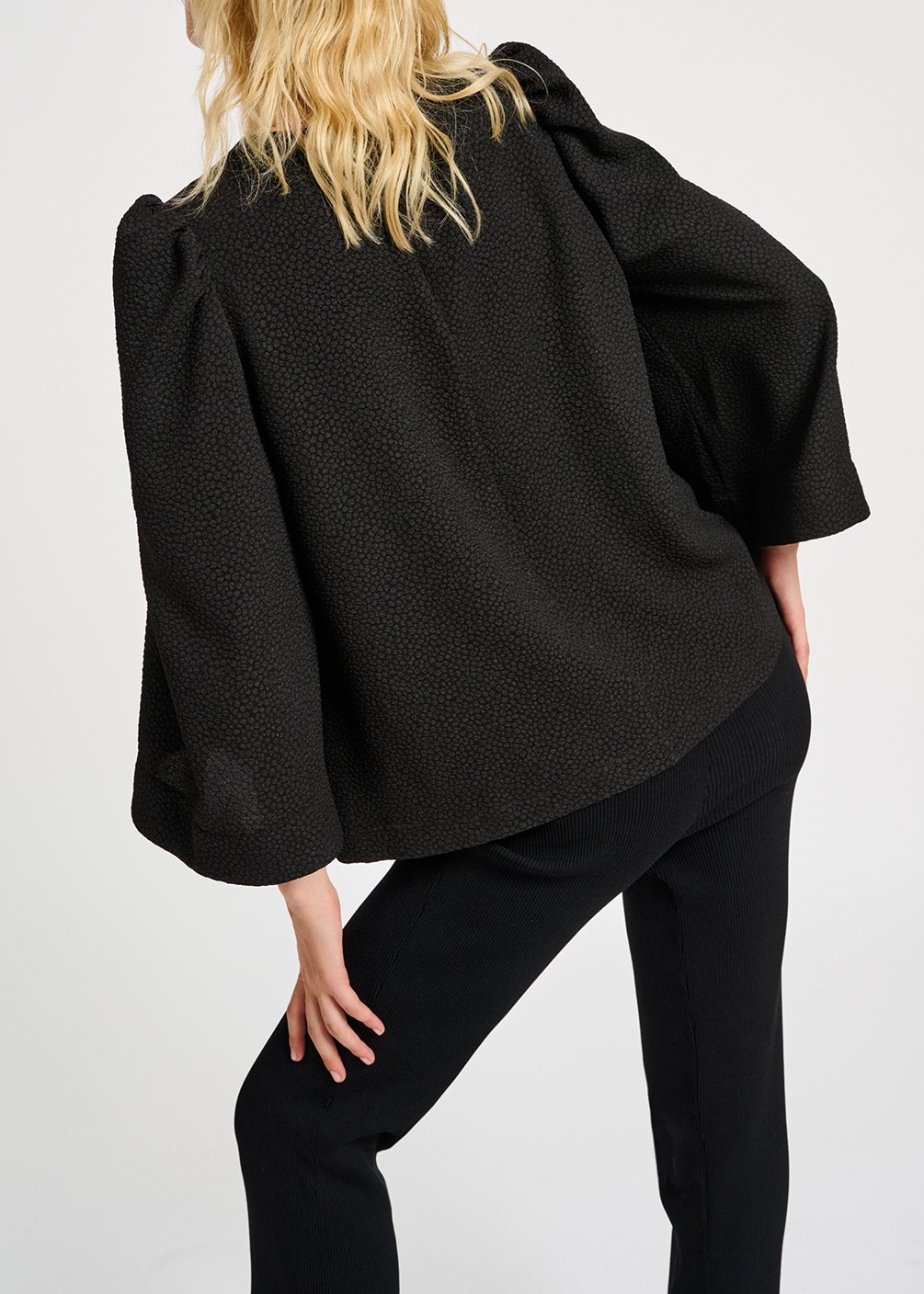 Zwarte top met trompetmouwen RE—SSENTIEL tweedehands photo 4