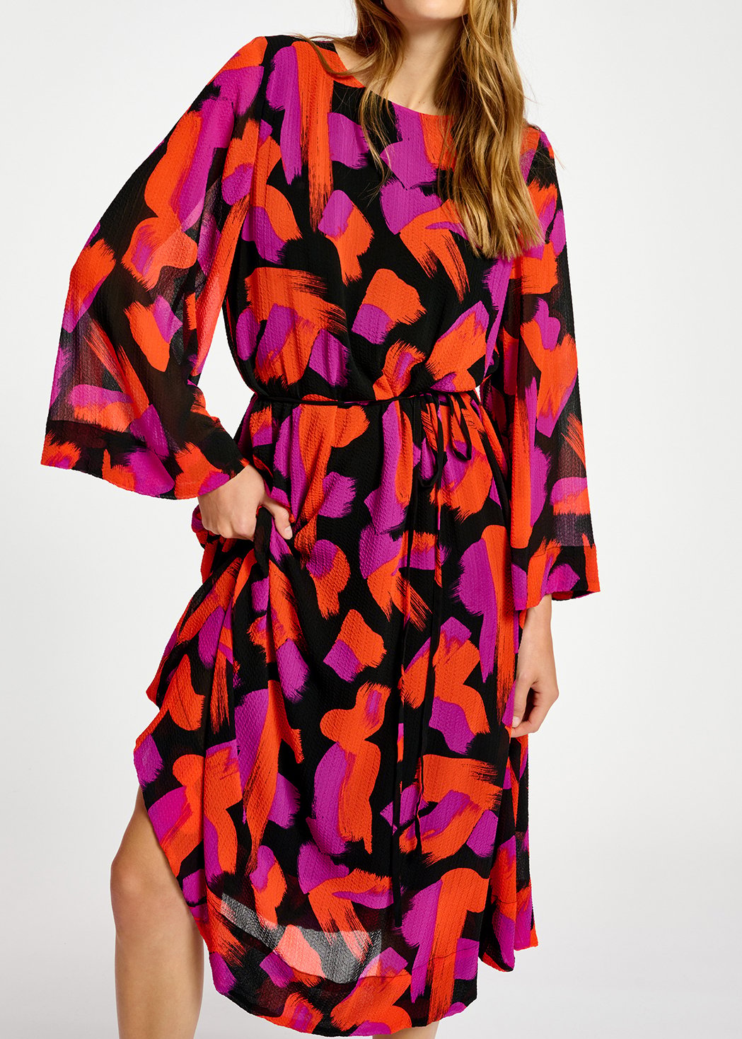 Maxi-jurk met zwarte, oranje en paarse abstracte print RE—SSENTIEL tweedehands photo 4