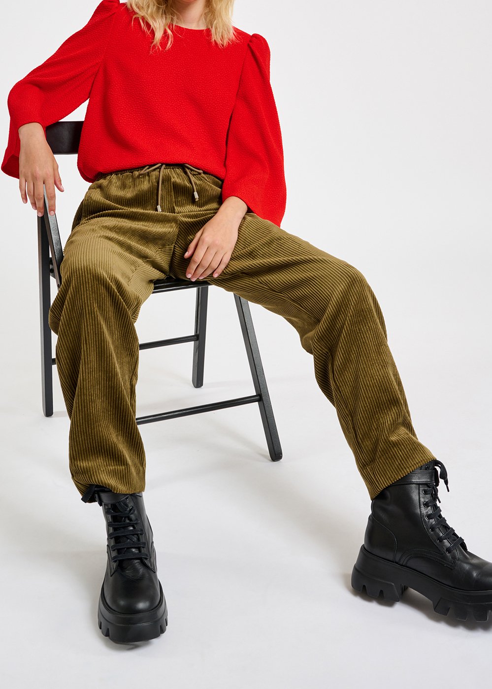 Pantalon fuselé en velours kaki RE—SSENTIEL seconde main photo 5