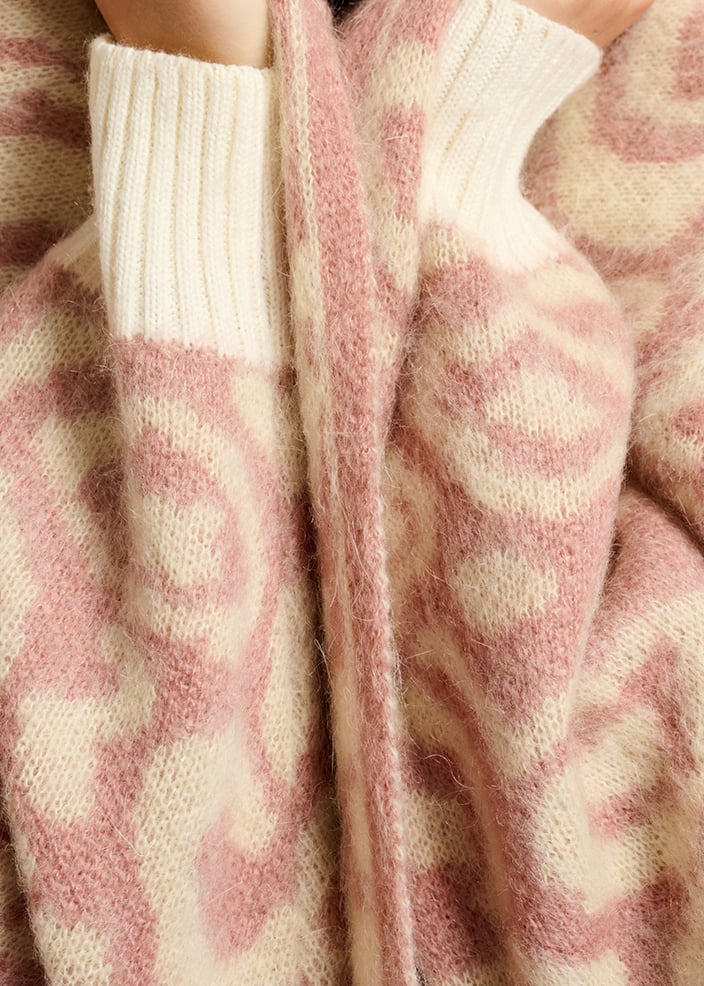 Vintage pink and ecru leopard-print cardigan RE—SSENTIEL second-hand photo 8