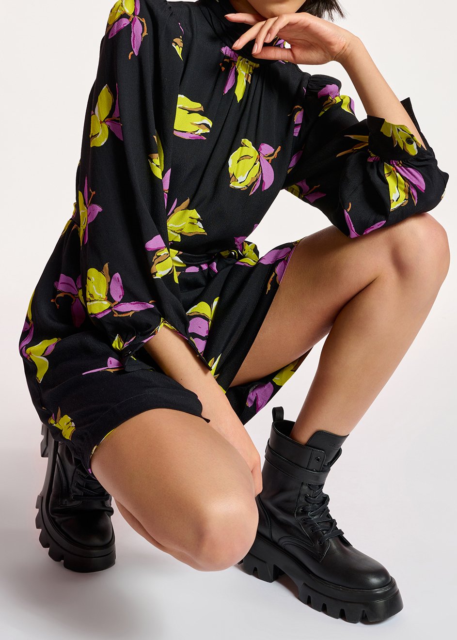 Zwarte mini-jurk met bloemenprint RE—SSENTIEL tweedehands photo 3