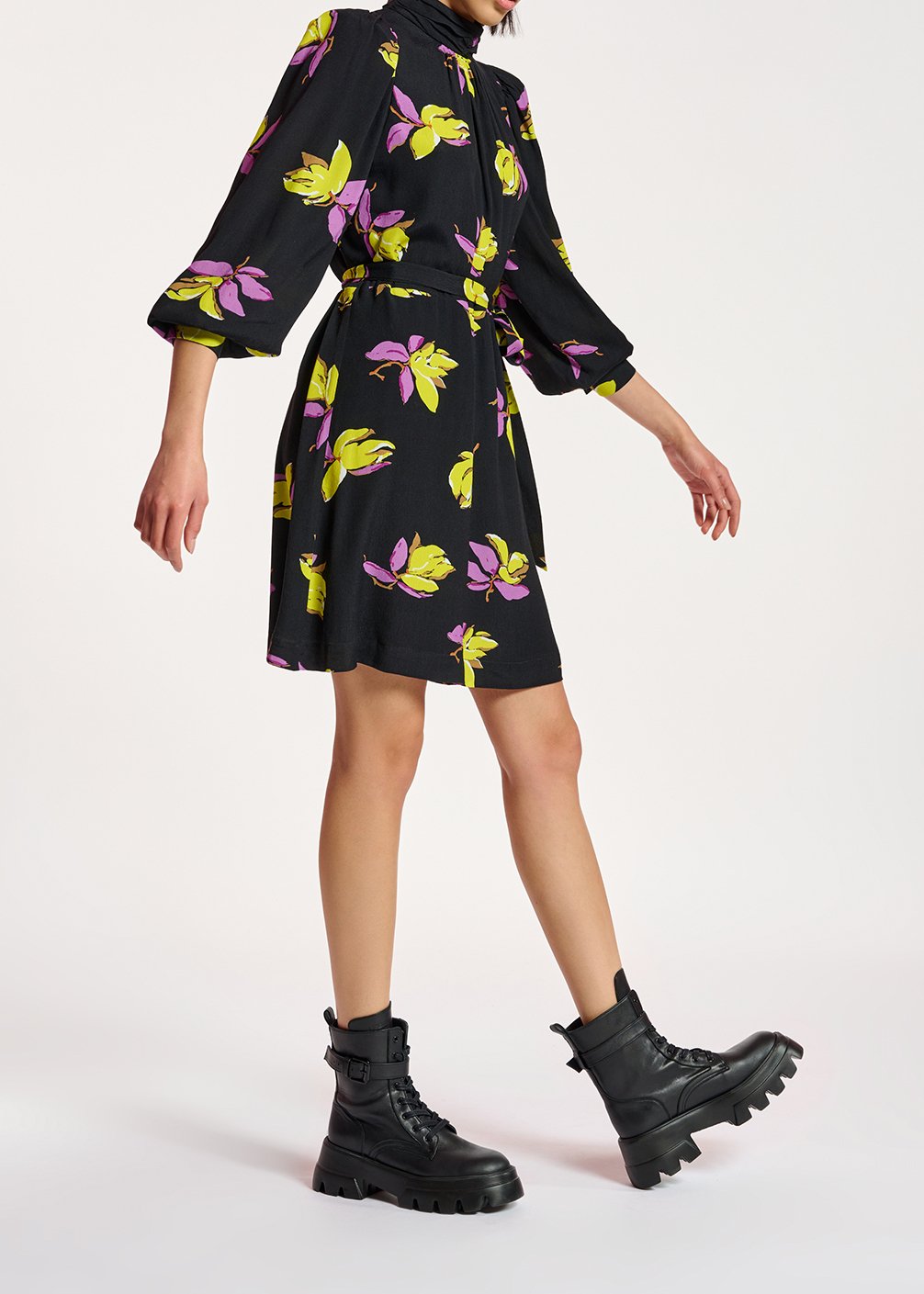 Zwarte mini-jurk met bloemenprint RE—SSENTIEL tweedehands photo 4