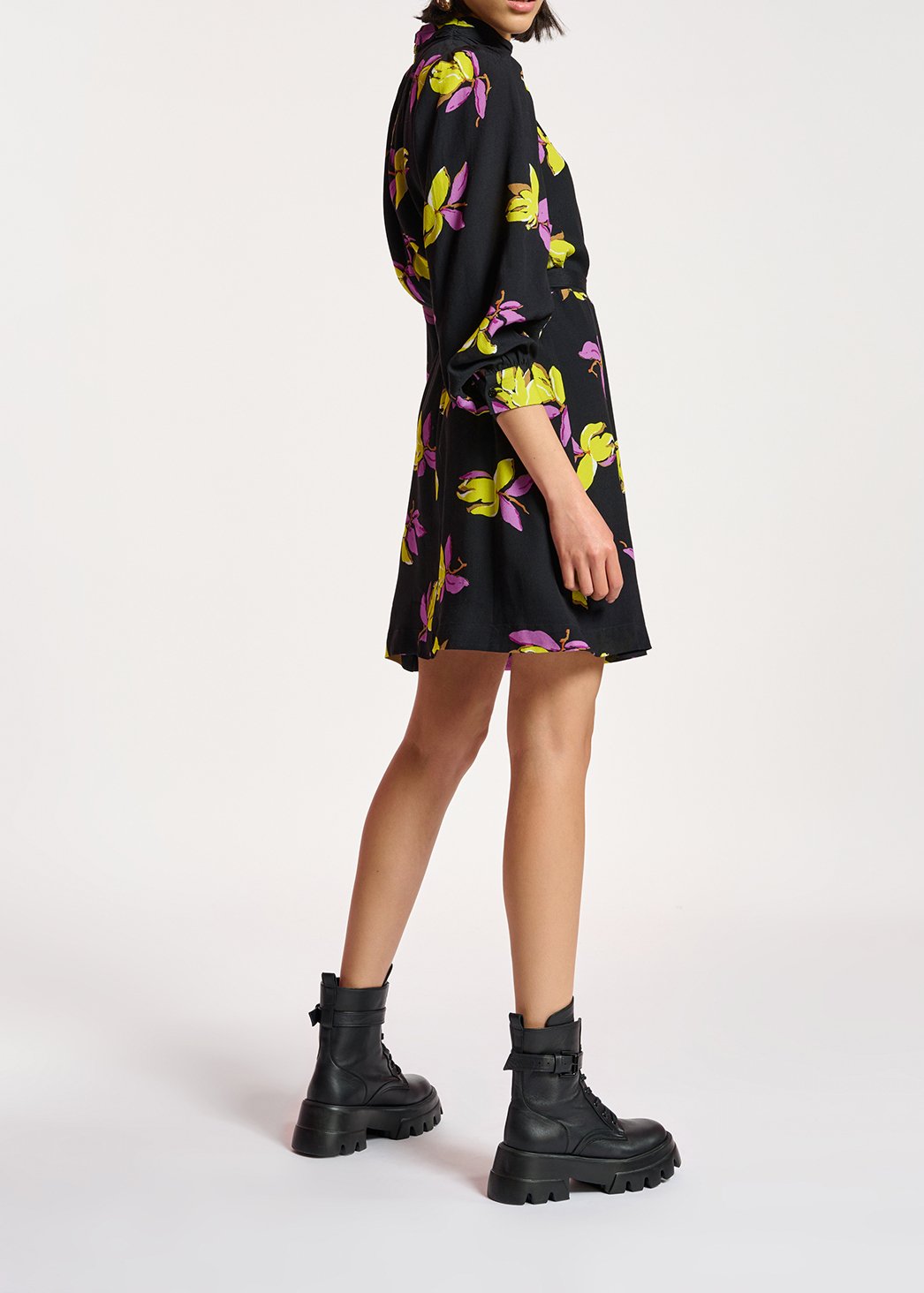 Zwarte mini-jurk met bloemenprint RE—SSENTIEL tweedehands photo 7