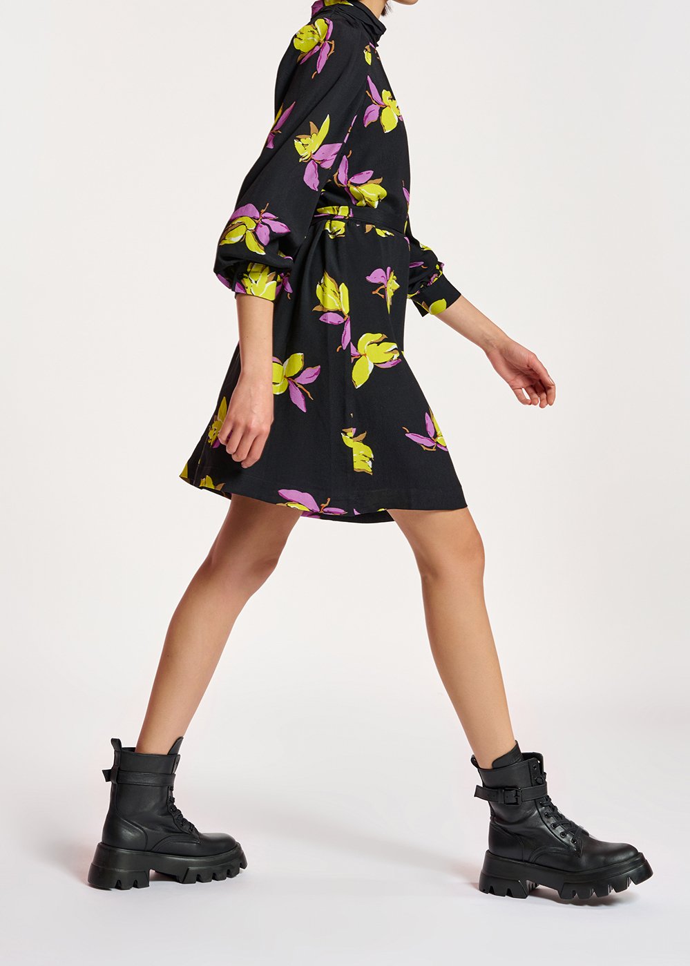 Zwarte mini-jurk met bloemenprint RE—SSENTIEL tweedehands photo 8