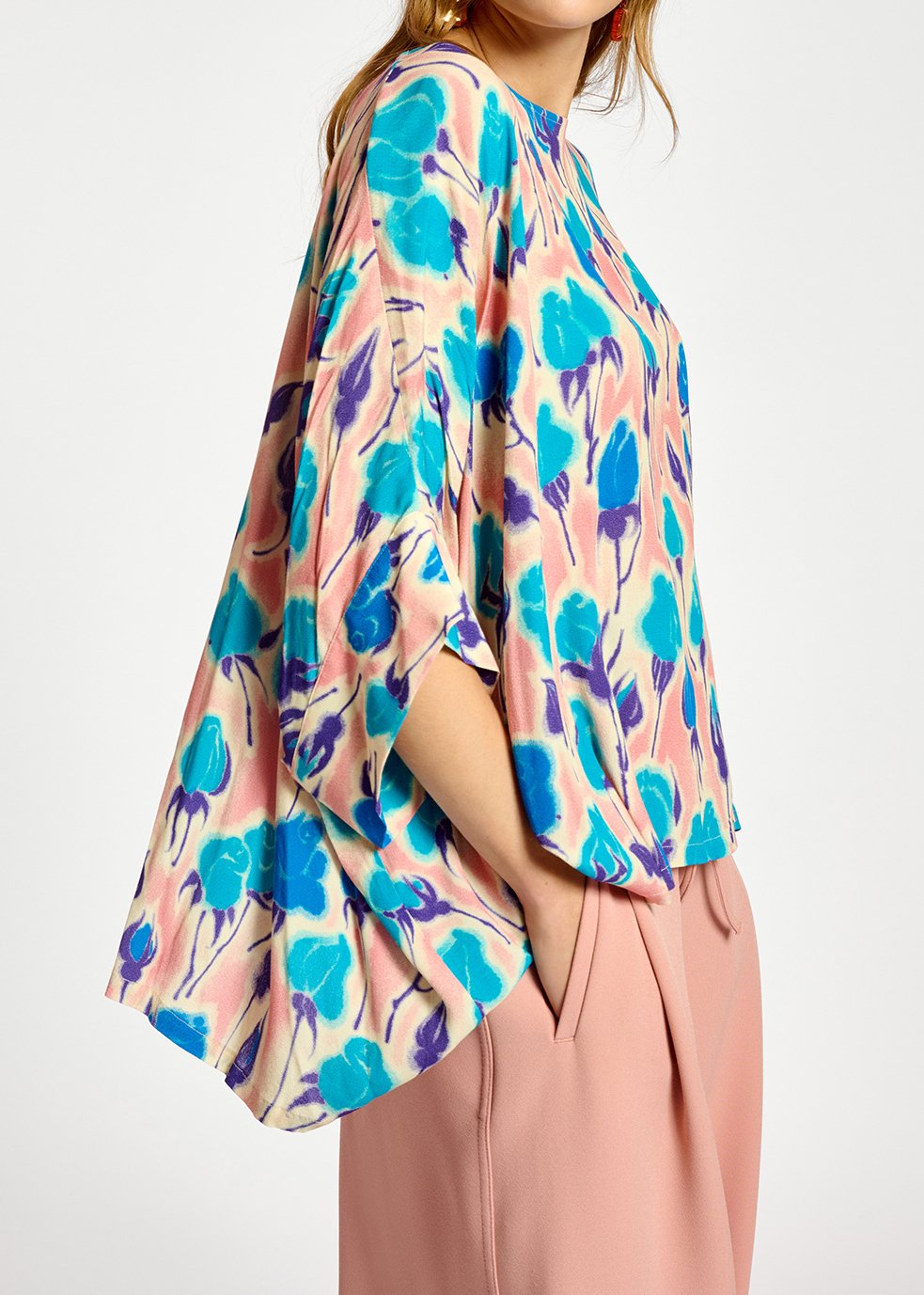 Oversized top met lichtroze, blauwe en paarse bloemenprint RE—SSENTIEL tweedehands photo 6