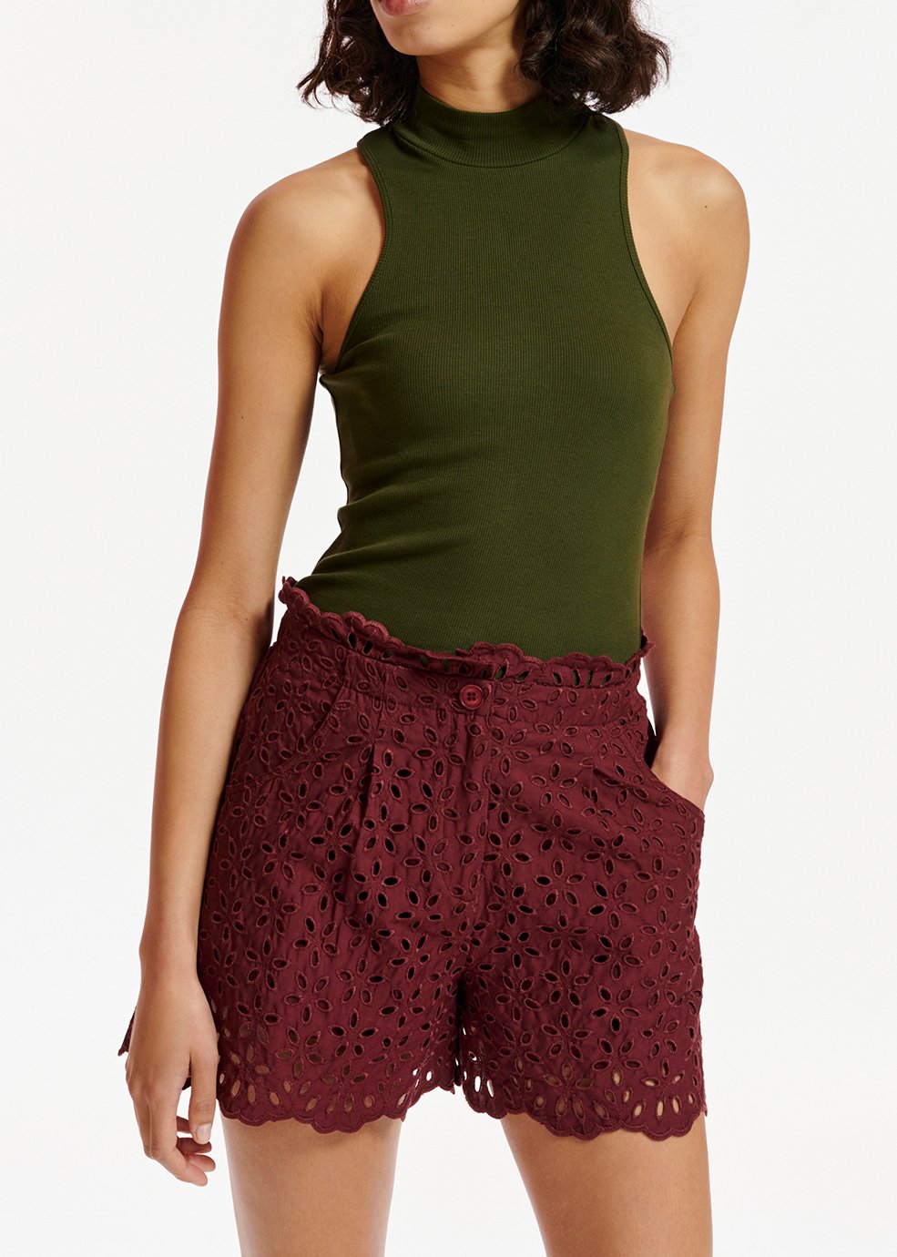 Short en coton bordeaux à  broderie anglaise RE—SSENTIEL seconde main photo 4