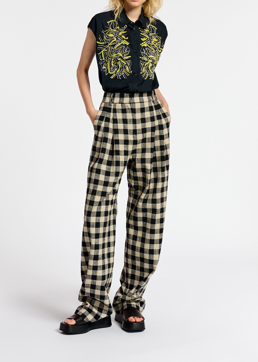 Relaxte broek met zwart en beige ruitjes RE—SSENTIEL tweedehands photo 6