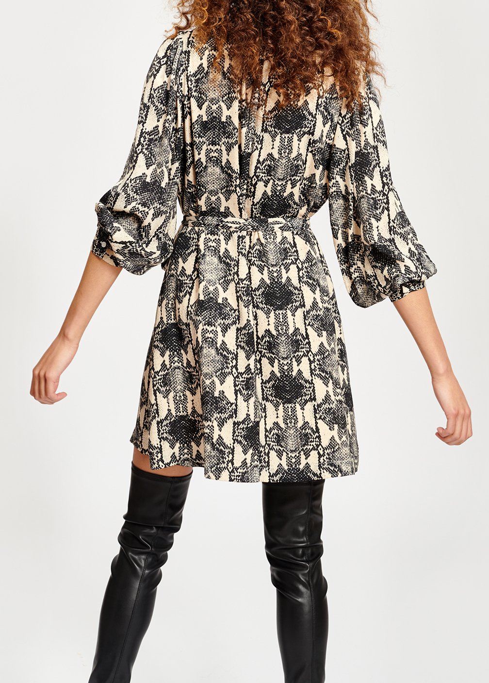 Gebroken witte mini-jurk met opstaande kraag en slangenprint RE—SSENTIEL tweedehands photo 3