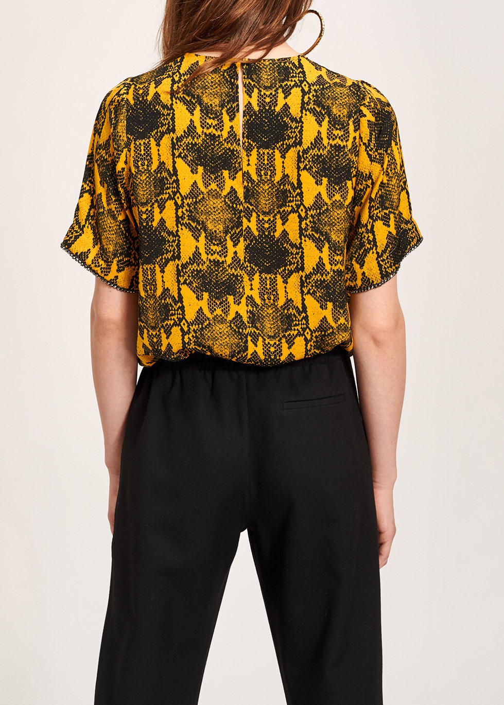 Kadmiumgele top met slangenprint en kralen op de mouwen RE—SSENTIEL tweedehands photo 3