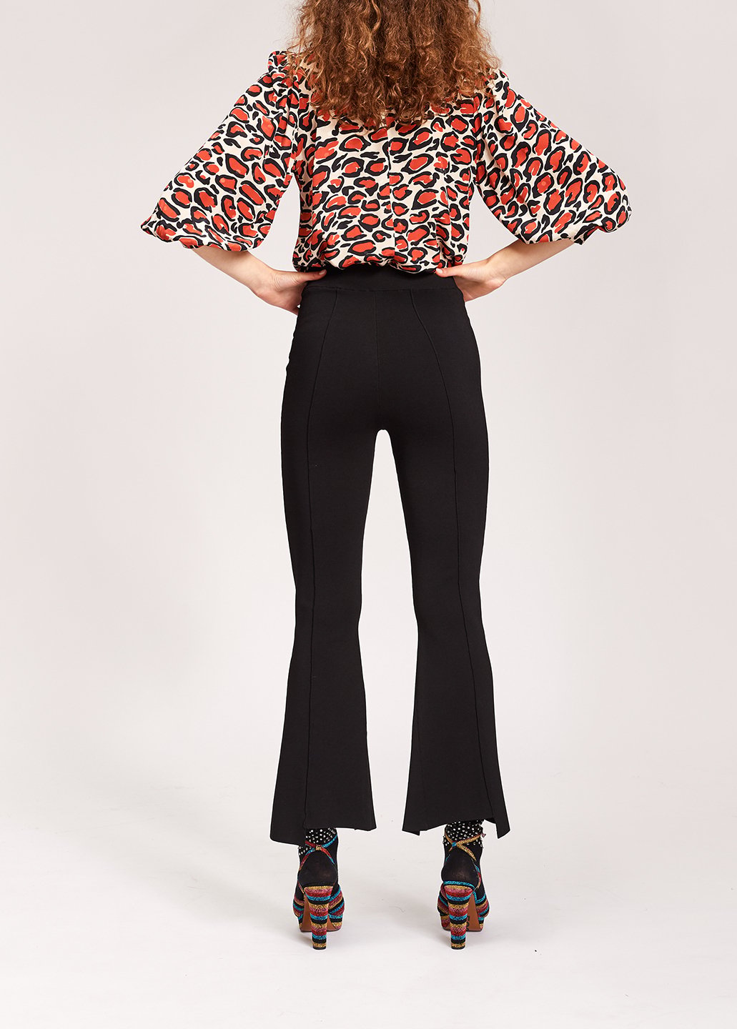 Off-white silk top with stand-up collar and leopard print RE—SSENTIEL second-hand photo 3