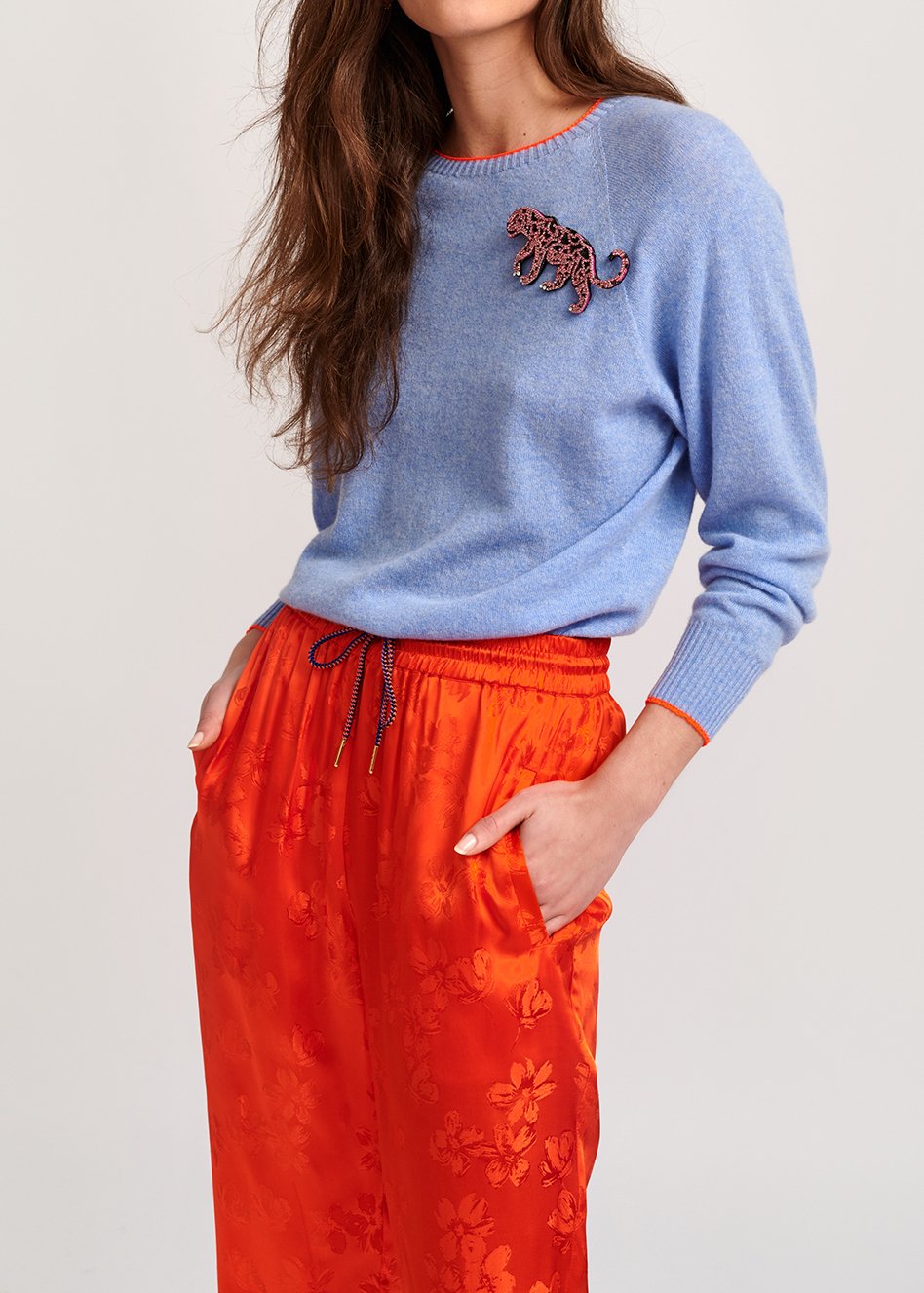 Pull bleu ciel en laine et cachemire aux bords fluo RE—SSENTIEL seconde main photo 5