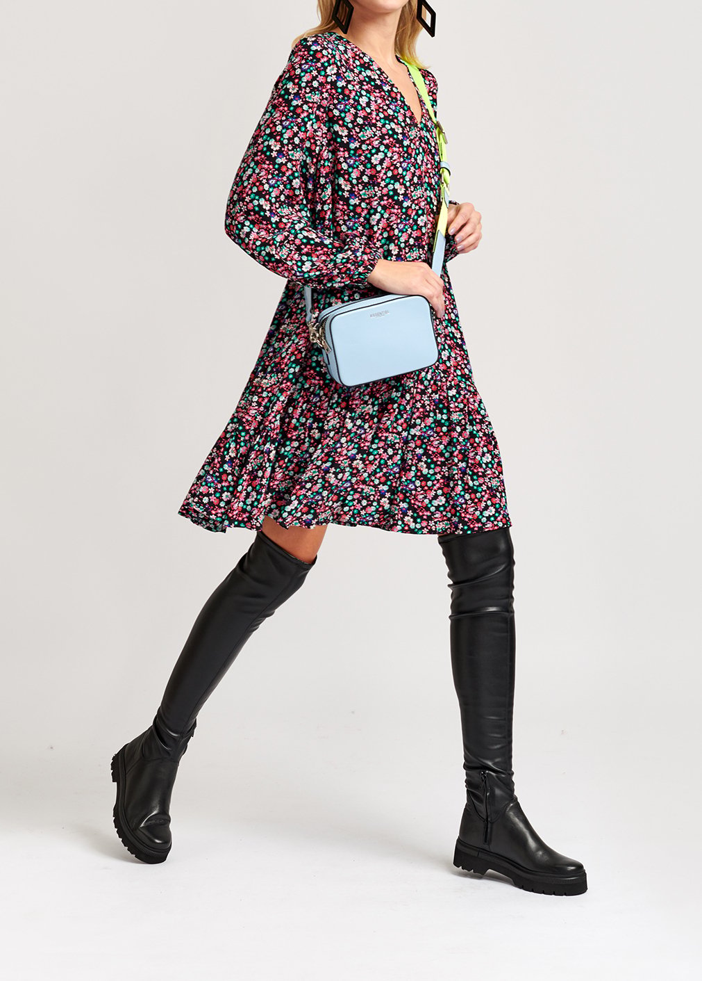 Mini robe noire à  imprimé floral RE—SSENTIEL seconde main photo 3