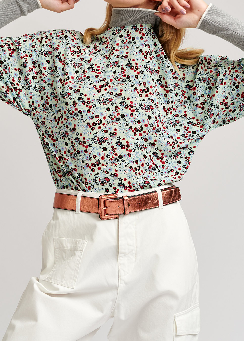 Muntgroene top met bloemenprint en contrasterende boorden RE—SSENTIEL tweedehands photo 3