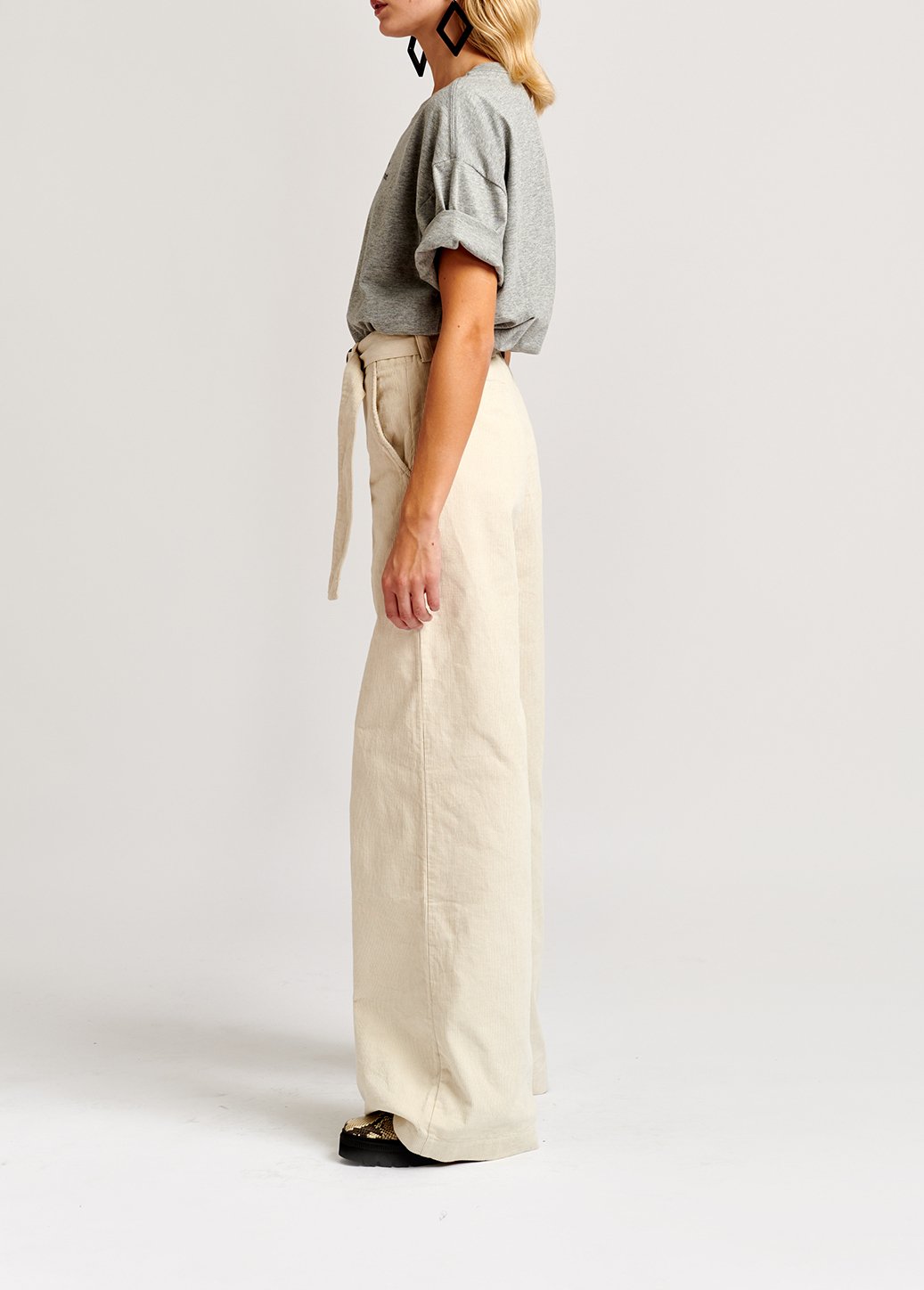 Pantalon blanc cassé en velours avec ceinture RE—SSENTIEL seconde main photo 7