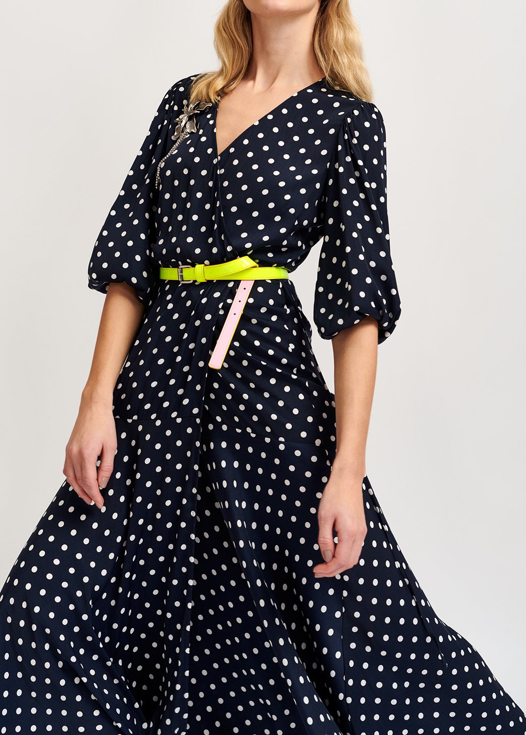 Robe maxi portefeuille bleu foncé à  pois RE—SSENTIEL seconde main photo 3