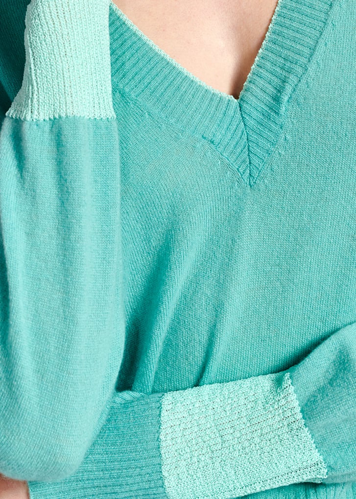 Pull turquoise en tricot fin à  col en v RE—SSENTIEL seconde main photo 3