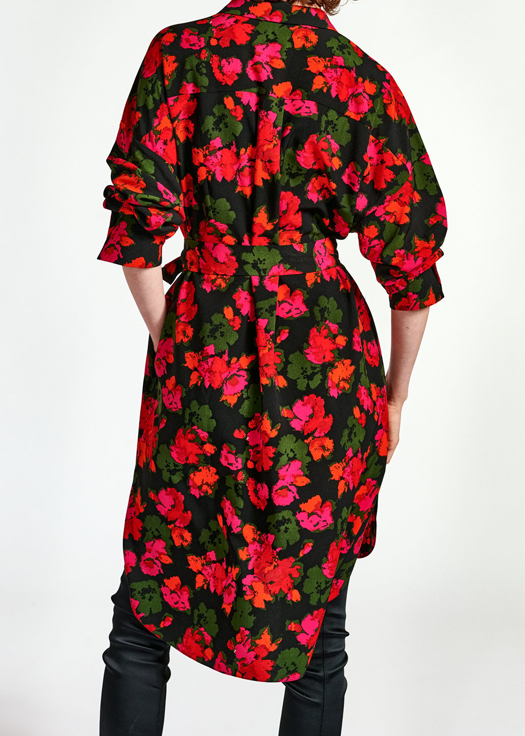 Robe chemise midi à  imprimé fleuri noir et rouge RE—SSENTIEL seconde main photo 3