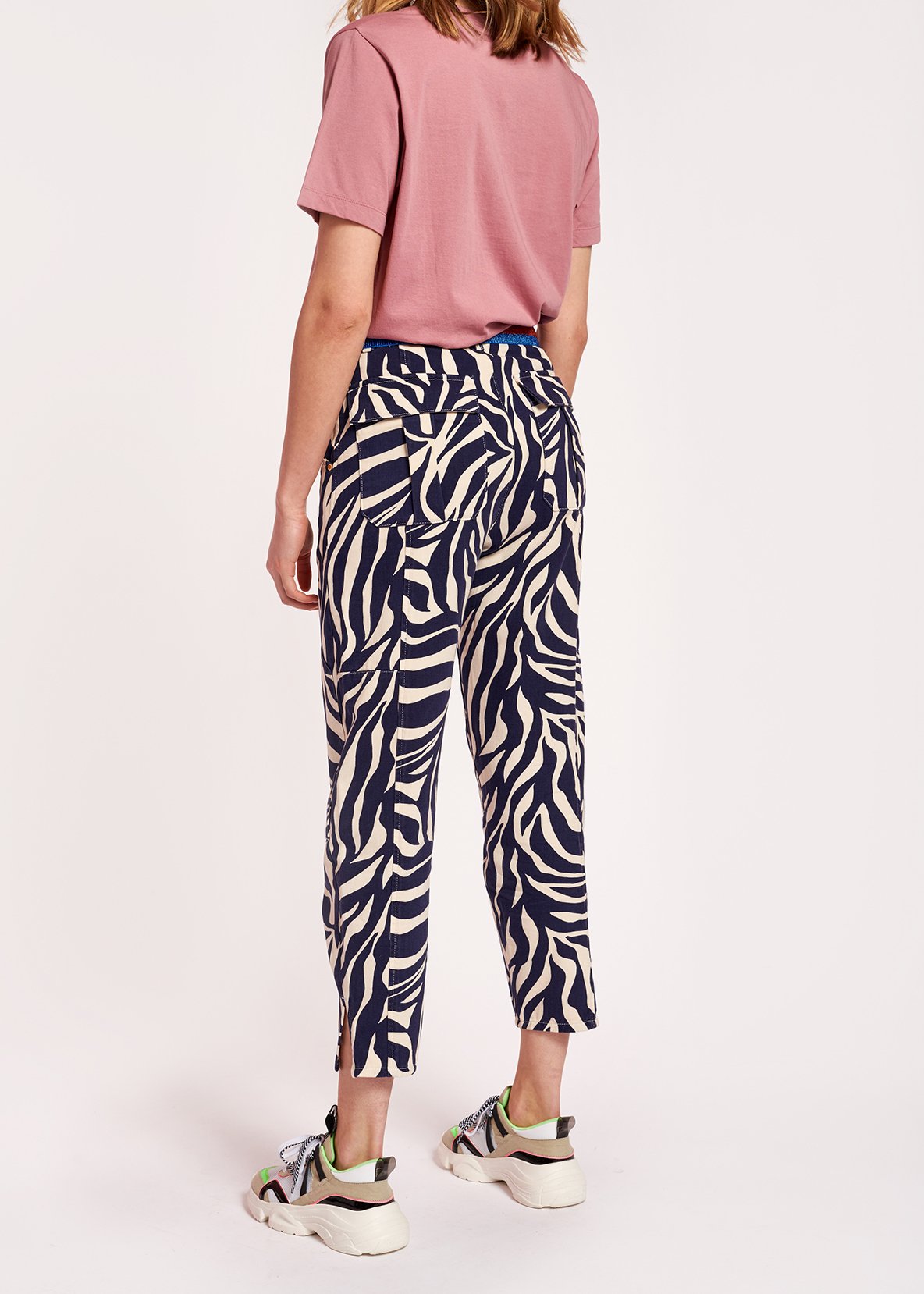 Pantalon treillis à  imprimé zèbre blanc cassé et bleu marine RE—SSENTIEL seconde main photo 3