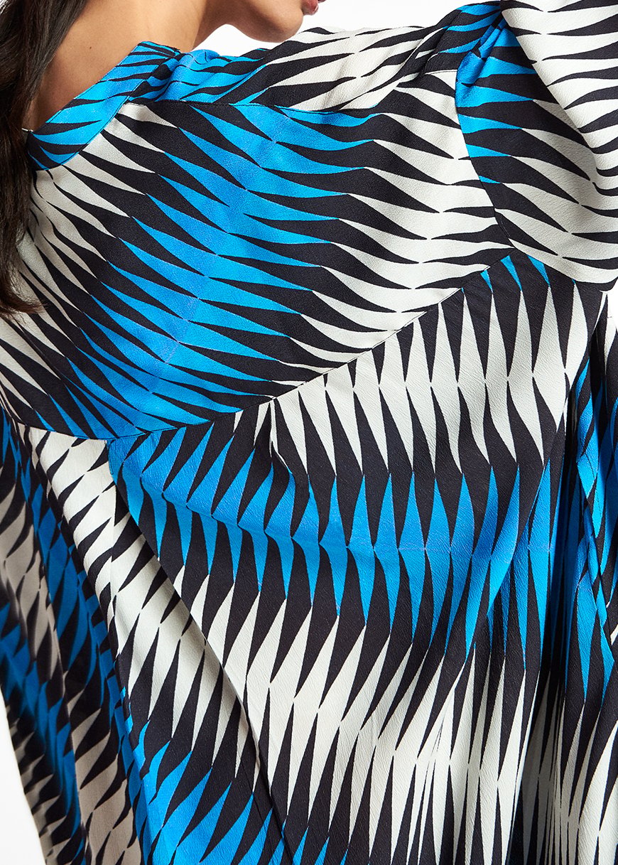 Blauwe, zwarte en witte grafische jurk met knielengte RE—SSENTIEL tweedehands photo 3
