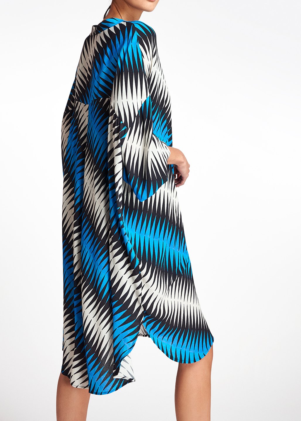 Blauwe, zwarte en witte grafische jurk met knielengte RE—SSENTIEL tweedehands photo 8