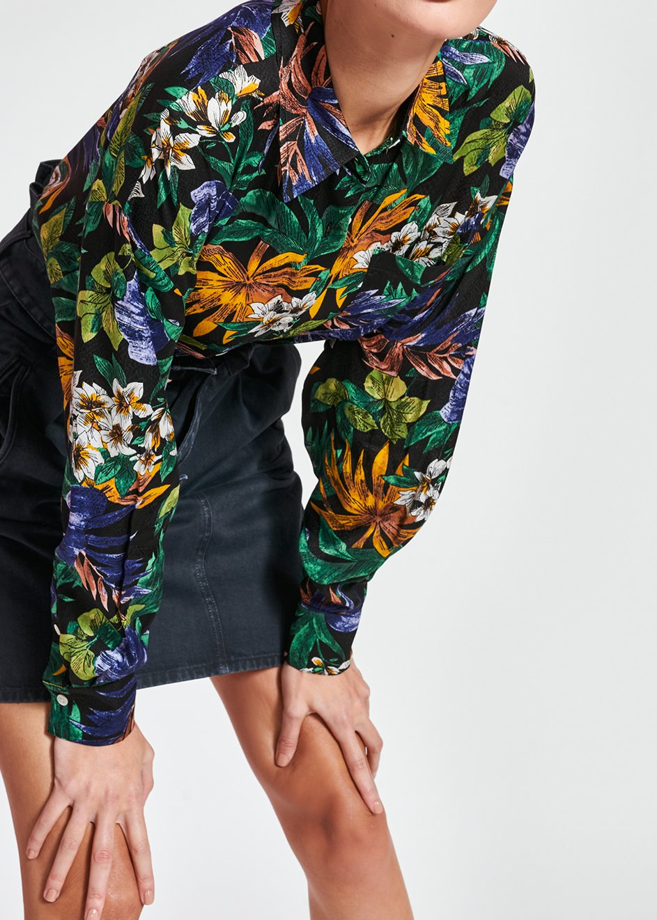 Zwart oversized hemd met kleurrijke bloemenprint RE—SSENTIEL tweedehands photo 3