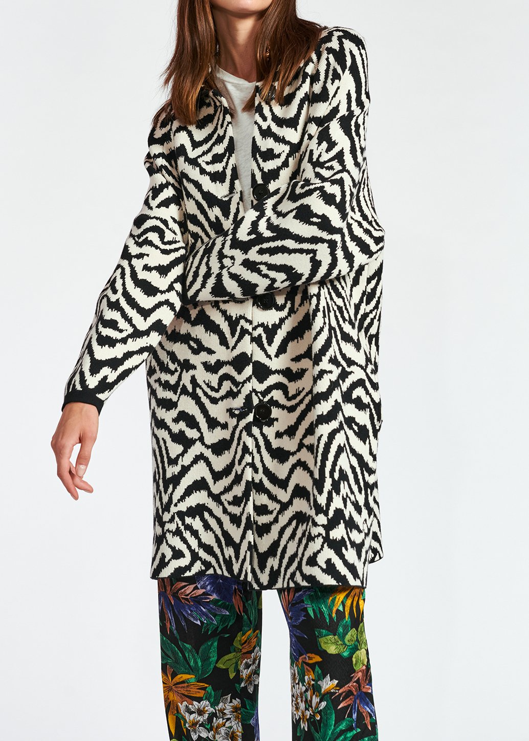 Lange zwart-witte jas met jacquard zebramotief RE—SSENTIEL tweedehands photo 3