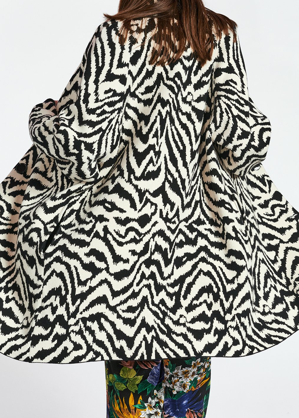 Lange zwart-witte jas met jacquard zebramotief RE—SSENTIEL tweedehands photo 5