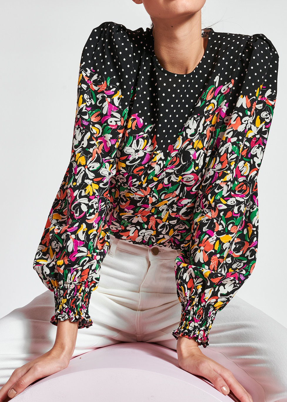 Kleurrijke top met bloemen- en stippenprint RE—SSENTIEL tweedehands photo 3