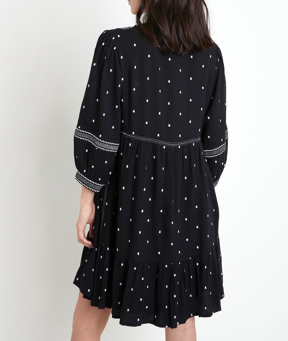 Robe noire brodée Larie Maison 123 seconde main photo 1