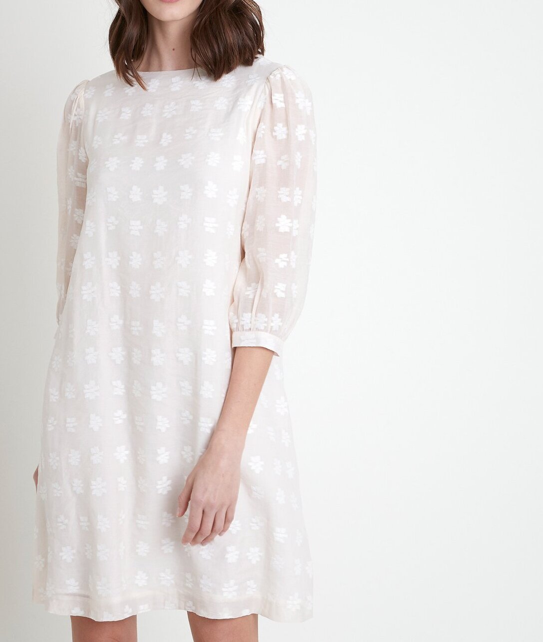 Robe courte crème brodée Malika Maison 123 seconde main photo 1